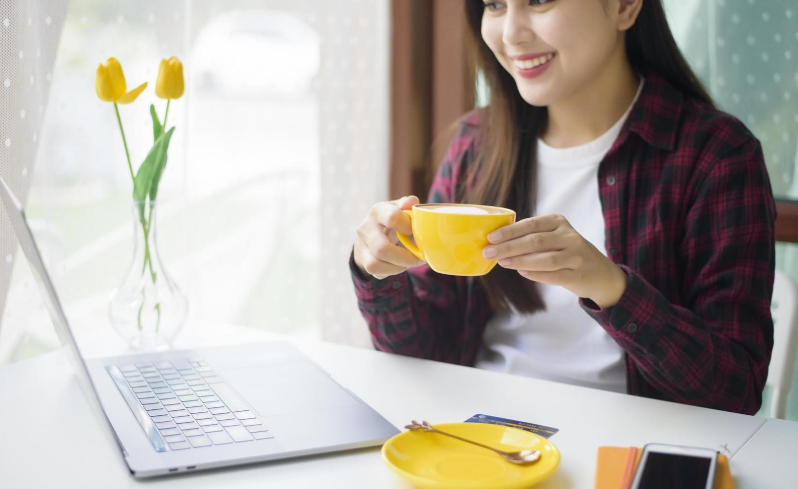 Ambiente di lavoro collaborativo dove si sviluppano competenze comunicative autentiche